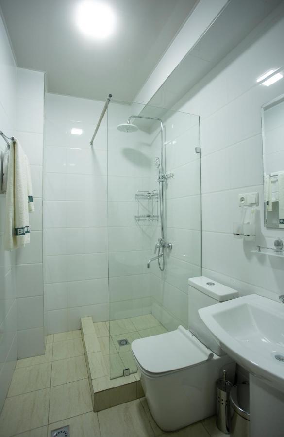 Viva Hotel Tashkent Bagian luar foto